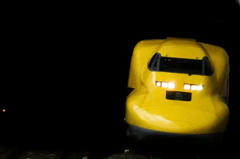 トンネルから来たのは、幸せの黄色い新幹線