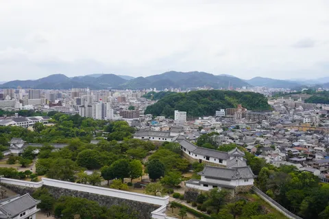 城下町と山影の静寂