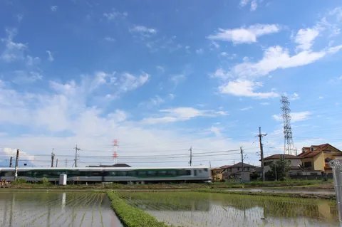 田園風景と疾走する電車