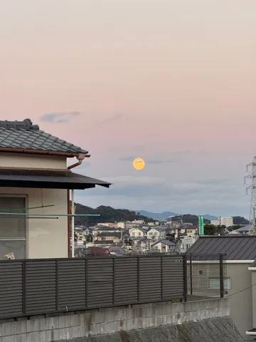 夕暮れの街と月