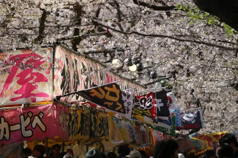 桜の下の祭りの賑わい