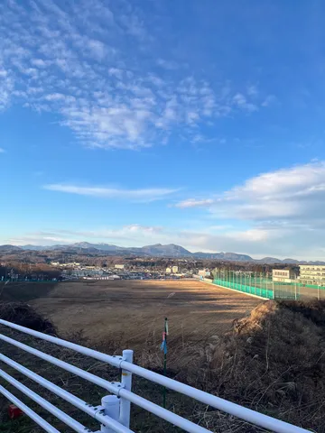 遥かなる丘と都会のコントラスト