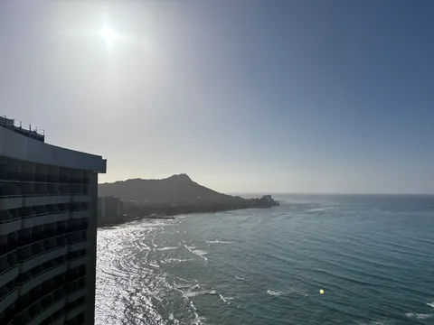 陽光きらめく海の眺め