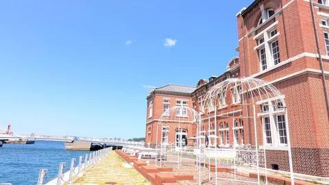 煉瓦と海辺の白いアーチ