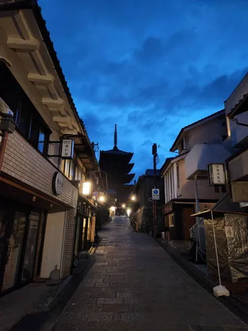 夕刻の石畳と五重塔