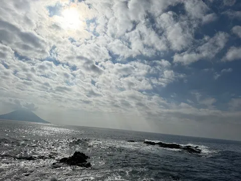 波間に浮かぶ光の道