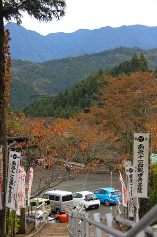 神聖なる駐車場の紅葉