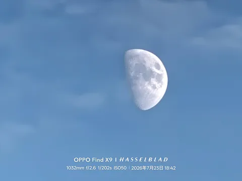青空に浮かぶ半月