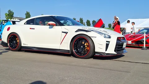 視線集める、白いGT-R