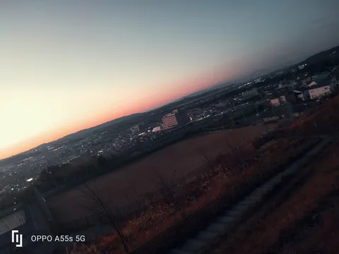 夕暮れに染まる街の静けさ