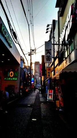 夜の商店街ネオン影