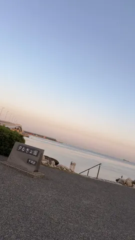水辺に広がる淡い空模様