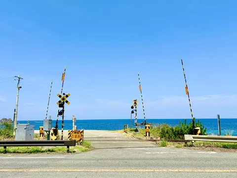 海へと続く鉄道風景