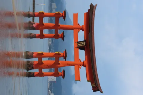 水面に佇む朱色の大鳥居