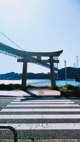 海辺の鳥居と橋の影