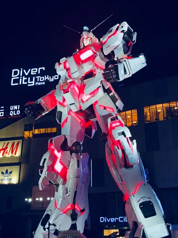 夜を照らす白い巨像