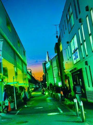 ネオンと夕焼けの交差点
