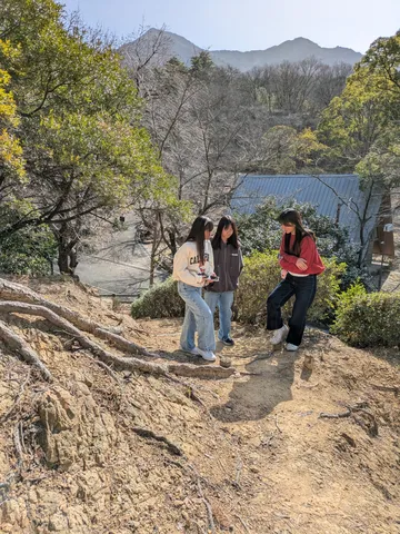 山裾の静かな午後
