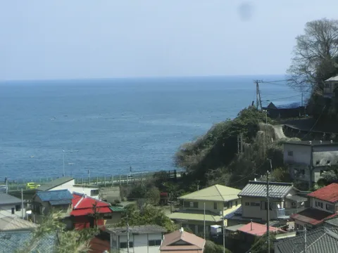 潮風と坂道、海辺の町