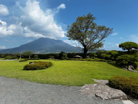 雄大な山を望む、手入れされた庭園