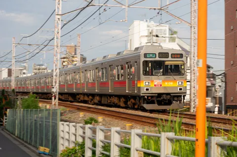 都会の隙間を駆け抜ける列車