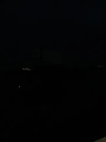 漆黒の夜に浮かぶ遠い明かり