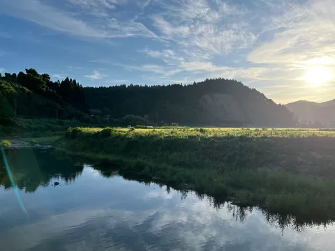 川面に映る空と緑のコントラスト