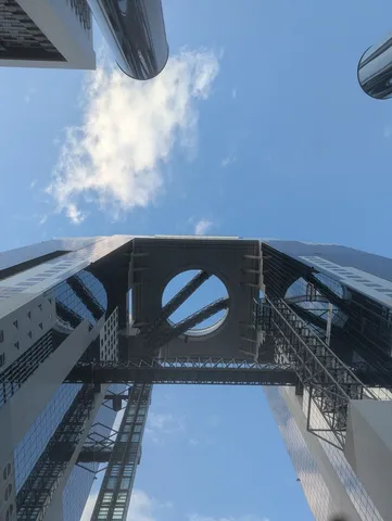 円環と高層の空の彫刻