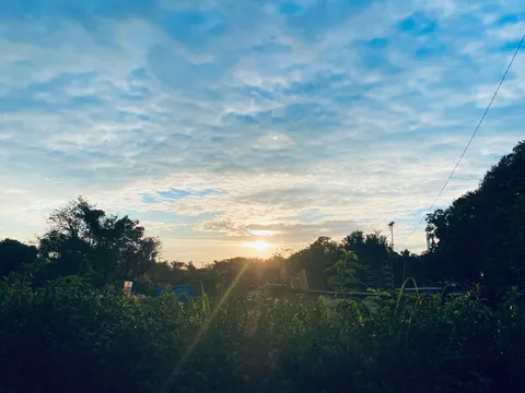 朝焼けのグラデーション、雲の帳