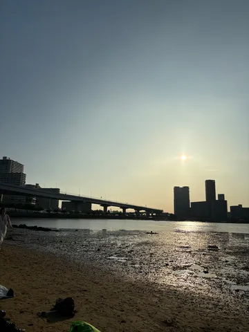 夕暮れ、都会の静かな水辺