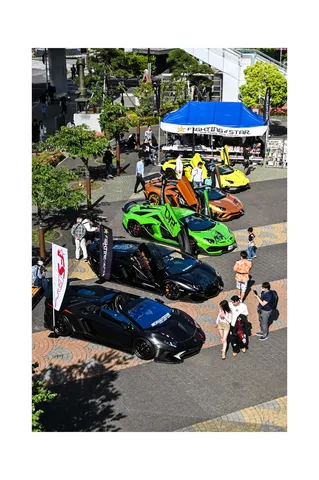 都会に集うスーパーカーの群れ