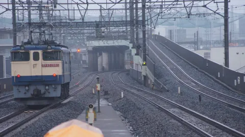 線路に漂う静かな朝の機関車