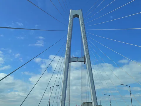 青空を背にそびえる橋