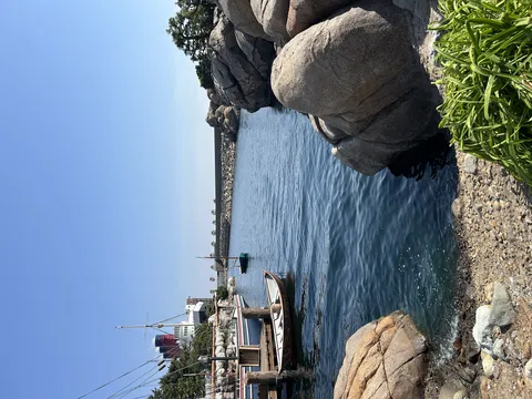 青い海と岩場の美しい風景