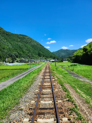 どこまでも続く線路の風景