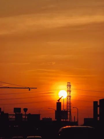 夕暮れ、街のシルエットと電波塔
