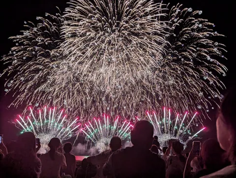 夜空いっぱいの祝祭、人々の輝き