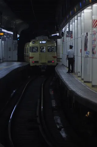 夜の駅、人影と電車