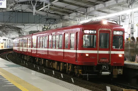赤い列車が描く夜の抜け感