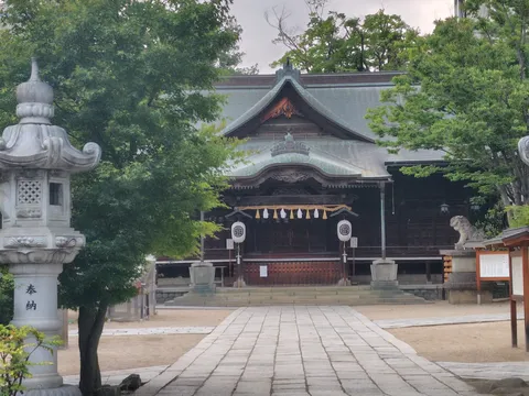 静寂が包む古都の社