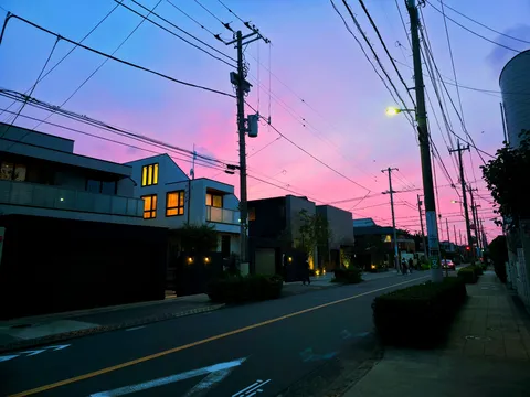 夕暮れに灯る街と空