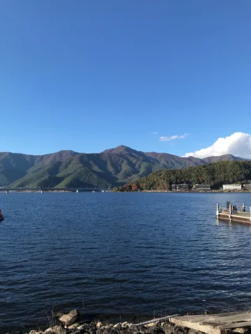 湖畔の静寂、遠くの山並み