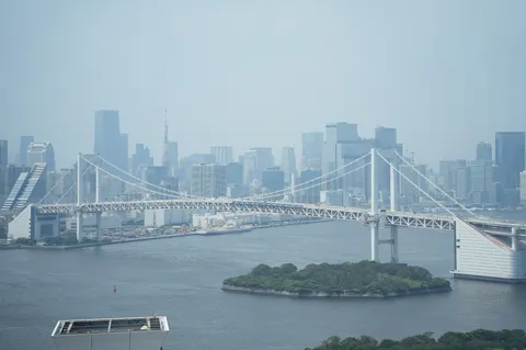 霧のかかる湾岸都市の眺め
