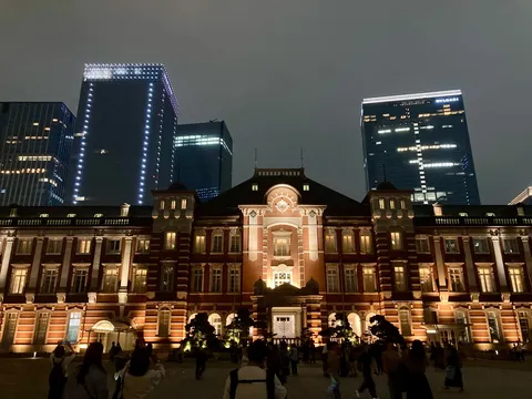 輝く駅舎と摩天楼の共演