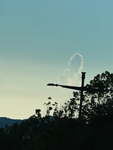 夕暮れの空と十字架、神秘的な雲