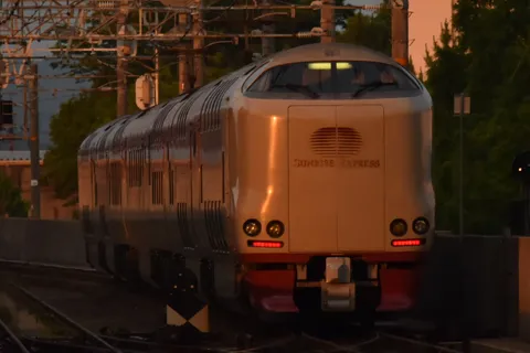 朝焼けの特急列車