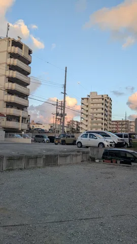 夕暮れの街の静かな影