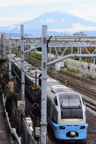 富士山と銀色の列車