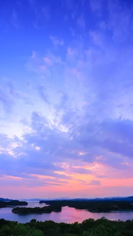 紫とオレンジの空、海と緑のコントラスト