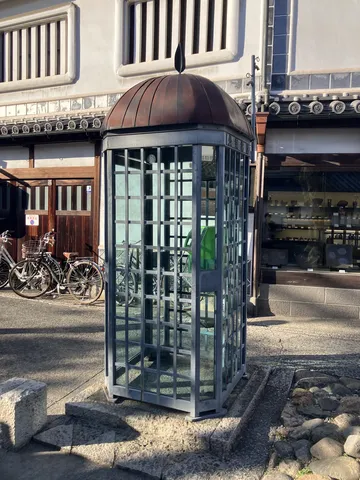 特徴的な公衆電話と古民家